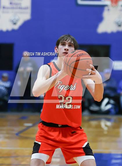 Thumbnail 1 in Lawrenceburg vs Greensburg (IHSAA 3A Section 29 Semifinal) photogallery.