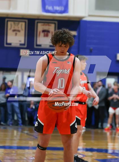 Thumbnail 2 in Lawrenceburg vs Greensburg (IHSAA 3A Section 29 Semifinal) photogallery.