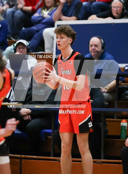 Thumbnail 1 in Lawrenceburg vs Greensburg (IHSAA 3A Section 29 Semifinal) photogallery.