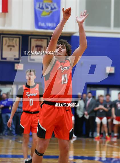 Thumbnail 3 in Lawrenceburg vs Greensburg (IHSAA 3A Section 29 Semifinal) photogallery.