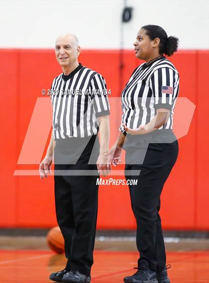 Thumbnail 3 in Saugus vs. Flintridge Prep (West Coast Holiday Festival) photogallery.
