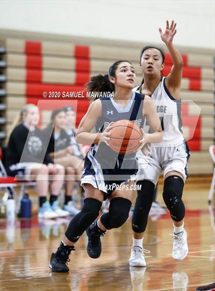 Thumbnail 2 in Saugus vs. Flintridge Prep (West Coast Holiday Festival) photogallery.