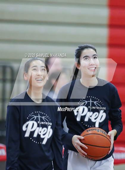 Thumbnail 3 in Saugus vs. Flintridge Prep (West Coast Holiday Festival) photogallery.