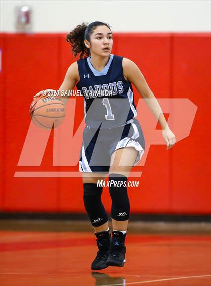 Thumbnail 2 in Saugus vs. Flintridge Prep (West Coast Holiday Festival) photogallery.