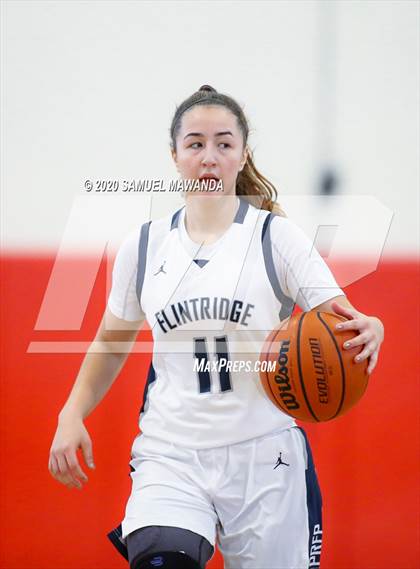 Thumbnail 3 in Saugus vs. Flintridge Prep (West Coast Holiday Festival) photogallery.