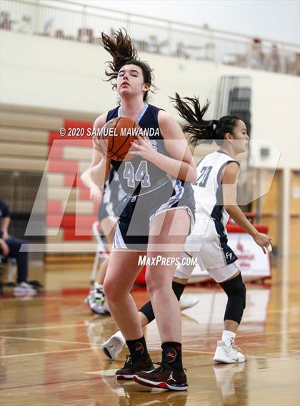 Thumbnail 2 in Saugus vs. Flintridge Prep (West Coast Holiday Festival) photogallery.