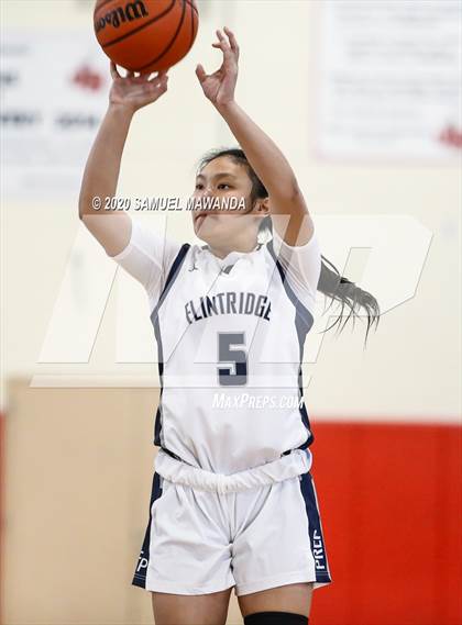 Thumbnail 3 in Saugus vs. Flintridge Prep (West Coast Holiday Festival) photogallery.