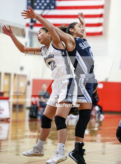 Thumbnail 2 in Saugus vs. Flintridge Prep (West Coast Holiday Festival) photogallery.