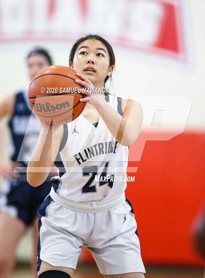 Thumbnail 2 in Saugus vs. Flintridge Prep (West Coast Holiday Festival) photogallery.