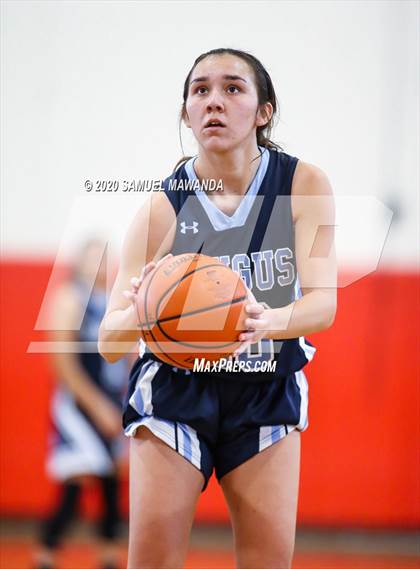 Thumbnail 1 in Saugus vs. Flintridge Prep (West Coast Holiday Festival) photogallery.