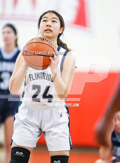 Thumbnail 1 in Saugus vs. Flintridge Prep (West Coast Holiday Festival) photogallery.