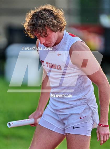 Thumbnail 1 in Eagle No Tax Relays (4x200M) photogallery.
