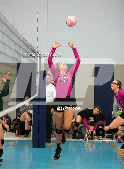 Thumbnail 1 in South Terrebonne vs St. Mary's Dominican (Penguin Volleyball Classic) photogallery.