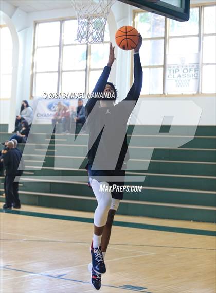 Thumbnail 1 in Arcadia vs Leuzinger (West Side Tip off Classic) photogallery.