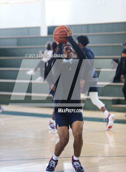 Thumbnail 3 in Arcadia vs Leuzinger (West Side Tip off Classic) photogallery.