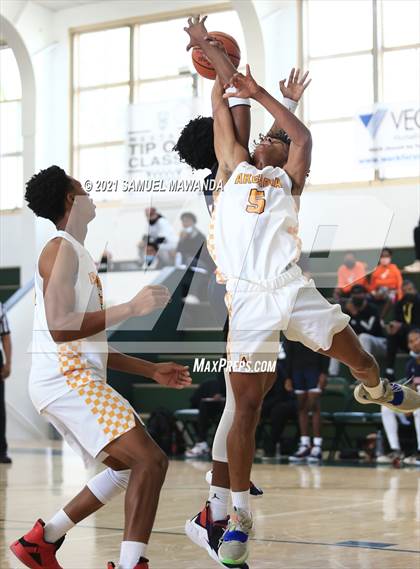 Thumbnail 3 in Arcadia vs Leuzinger (West Side Tip off Classic) photogallery.