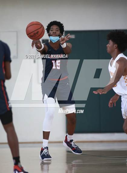 Thumbnail 3 in Arcadia vs Leuzinger (West Side Tip off Classic) photogallery.