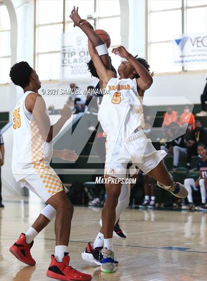 Thumbnail 1 in Arcadia vs Leuzinger (West Side Tip off Classic) photogallery.