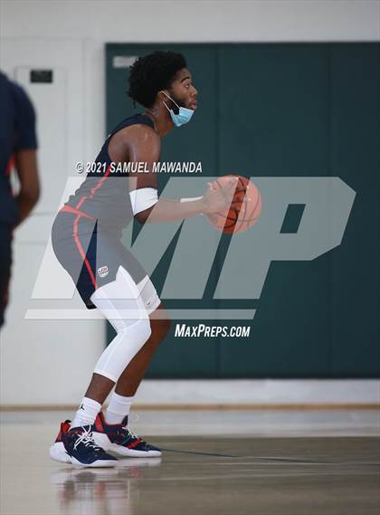 Thumbnail 1 in Arcadia vs Leuzinger (West Side Tip off Classic) photogallery.