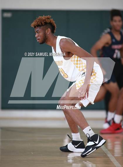 Thumbnail 3 in Arcadia vs Leuzinger (West Side Tip off Classic) photogallery.