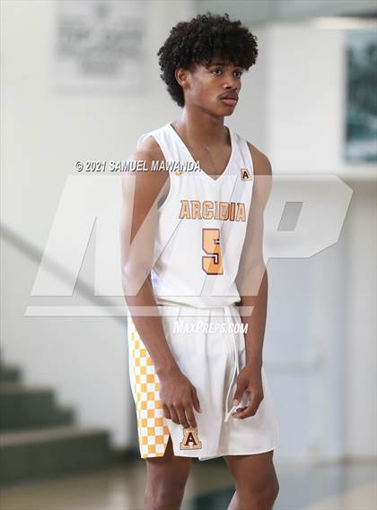 Thumbnail 1 in Arcadia vs Leuzinger (West Side Tip off Classic) photogallery.