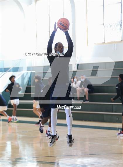 Thumbnail 3 in Arcadia vs Leuzinger (West Side Tip off Classic) photogallery.