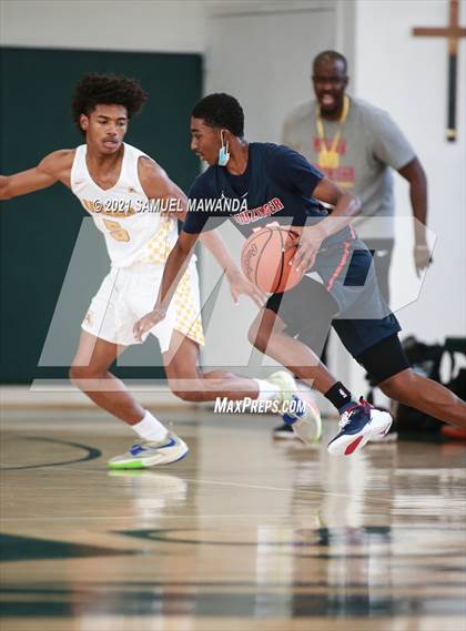 Thumbnail 1 in Arcadia vs Leuzinger (West Side Tip off Classic) photogallery.