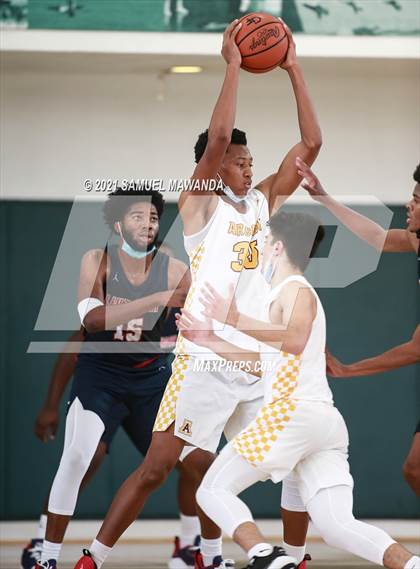Thumbnail 3 in Arcadia vs Leuzinger (West Side Tip off Classic) photogallery.