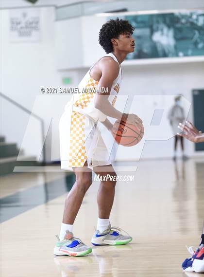 Thumbnail 2 in Arcadia vs Leuzinger (West Side Tip off Classic) photogallery.