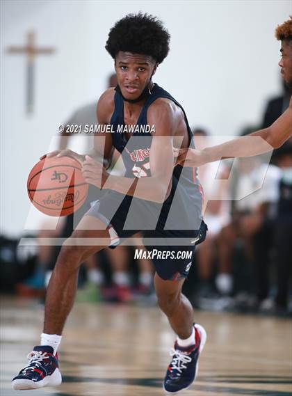 Thumbnail 2 in Arcadia vs Leuzinger (West Side Tip off Classic) photogallery.