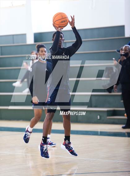 Thumbnail 2 in Arcadia vs Leuzinger (West Side Tip off Classic) photogallery.