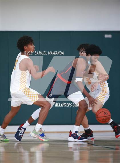 Thumbnail 3 in Arcadia vs Leuzinger (West Side Tip off Classic) photogallery.