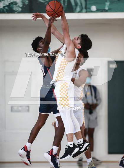 Thumbnail 3 in Arcadia vs Leuzinger (West Side Tip off Classic) photogallery.