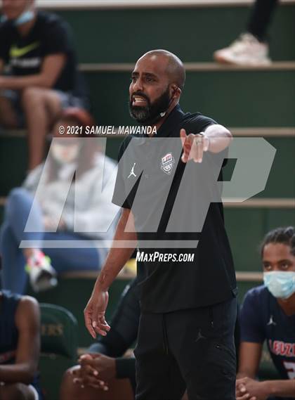 Thumbnail 3 in Arcadia vs Leuzinger (West Side Tip off Classic) photogallery.
