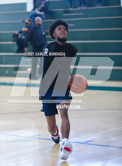 Thumbnail 3 in Arcadia vs Leuzinger (West Side Tip off Classic) photogallery.