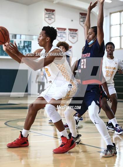 Thumbnail 3 in Arcadia vs Leuzinger (West Side Tip off Classic) photogallery.