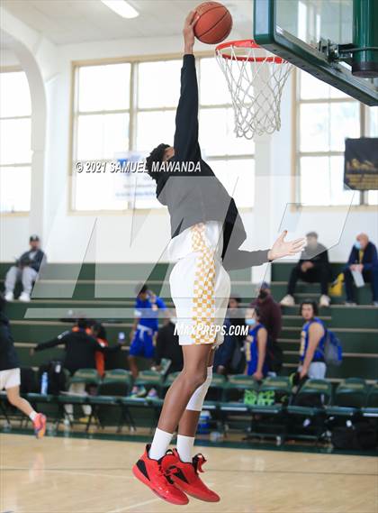 Thumbnail 1 in Arcadia vs Leuzinger (West Side Tip off Classic) photogallery.