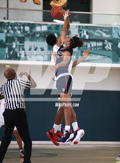 Thumbnail 2 in Arcadia vs Leuzinger (West Side Tip off Classic) photogallery.