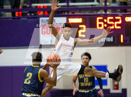 Thumbnail 2 in Edwardsville vs Althoff (Prairie Farms Holiday Classic) photogallery.