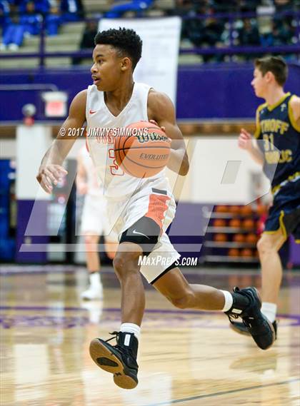 Thumbnail 3 in Edwardsville vs Althoff (Prairie Farms Holiday Classic) photogallery.