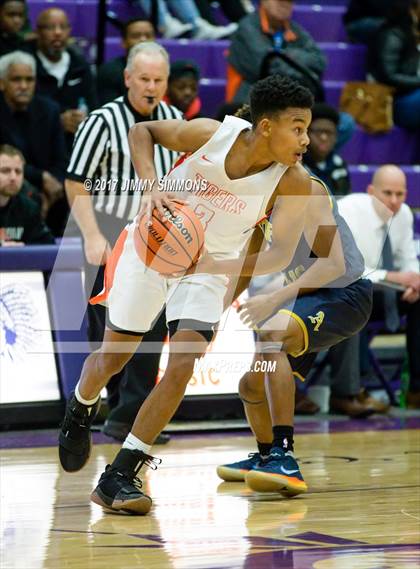 Thumbnail 3 in Edwardsville vs Althoff (Prairie Farms Holiday Classic) photogallery.