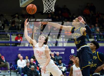 Thumbnail 3 in Edwardsville vs Althoff (Prairie Farms Holiday Classic) photogallery.