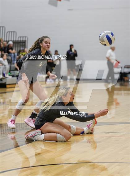Thumbnail 3 in Lakeland vs Skyview (IHSAA 4A Quarter Final) photogallery.