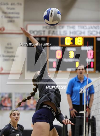 Thumbnail 3 in Lakeland vs Skyview (IHSAA 4A Quarter Final) photogallery.