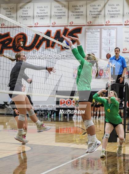 Thumbnail 3 in Lakeland vs Skyview (IHSAA 4A Quarter Final) photogallery.