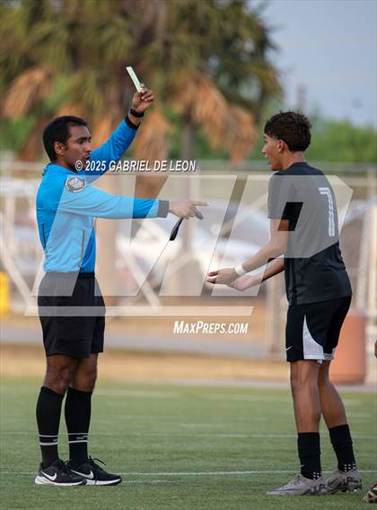 Thumbnail 3 in Flour Bluff vs. Rivera  (Uil Region IV 5A D1 Area Finals) photogallery.