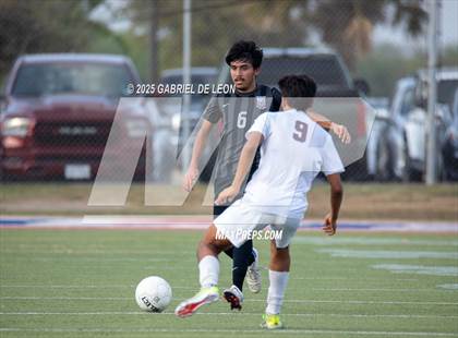 Thumbnail 1 in Flour Bluff vs. Rivera  (Uil Region IV 5A D1 Area Finals) photogallery.