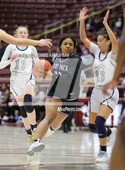 Thumbnail 1 in Highland Park vs. Lufkin (UIL 5A Area) photogallery.