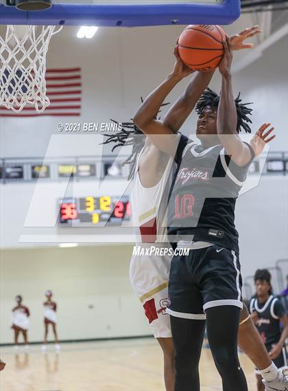 Thumbnail 1 in Dougherty vs Salem (Legends Classic Showdown) photogallery.