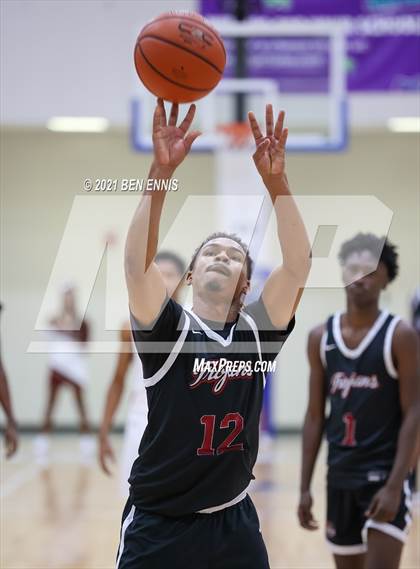 Thumbnail 1 in Dougherty vs Salem (Legends Classic Showdown) photogallery.